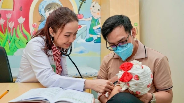 Trẻ nhỏ được thăm khám về hô hấp tại Bệnh viện Đại học Y dược Thành phố Hồ Chí Minh.