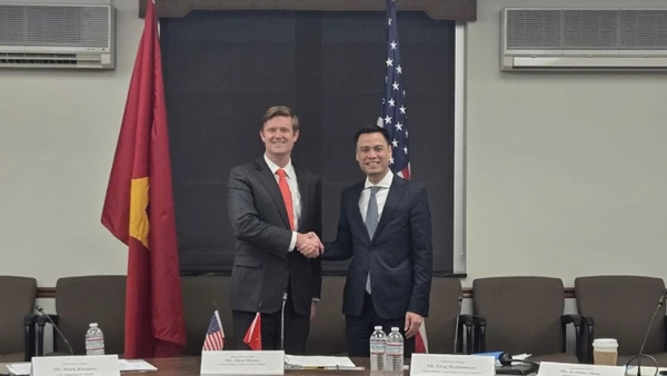 Thứ trưởng Đặng Hoàng Giang và quyền Trợ lý Ngoại trưởng Mỹ Fleet White. (Ảnh: Bộ Ngoại giao cung cấp)