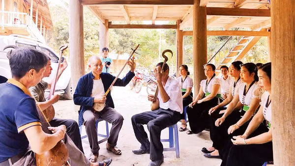 Ông Điện hướng dẫn các thành viên trong câu lạc bộ của bản Nậm Ty cách chơi đàn tính.