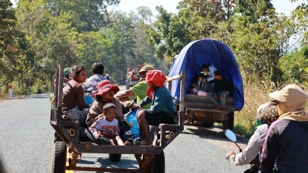 Người dân Campuchia ở tỉnh Preah Vihear, giáp với Thái Lan, sơ tán tránh xung đột, ngày 8/12/2025. (Ảnh: THX/TTXVN)