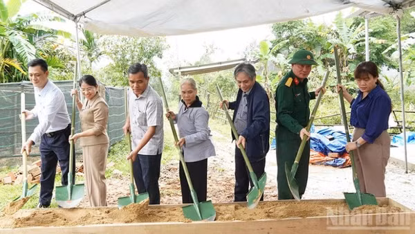 Bí thư Tỉnh ủy Quảng Ngãi Hồ Văn Niên cùng lãnh đạo các ban, sở, ngành của tỉnh và địa phương thực hiện nghi thức khởi công xây dựng nhà mới cho gia đình bà Hồ Thị Hương, ở xã Tây Trà.