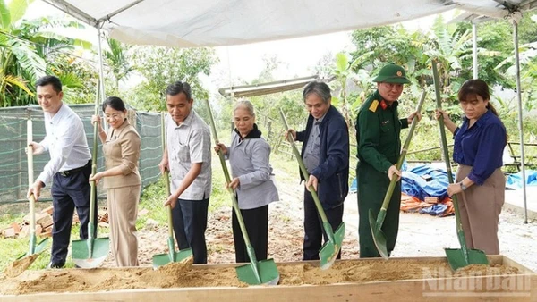Bí thư Tỉnh ủy Quảng Ngãi Hồ Văn Niên cùng lãnh đạo các sở, ban ngành của tỉnh và địa phương thực hiện nghi thức khởi công xây dựng nhà mới cho gia đình bà Hồ Thị Hương, ở xã Tây Trà.