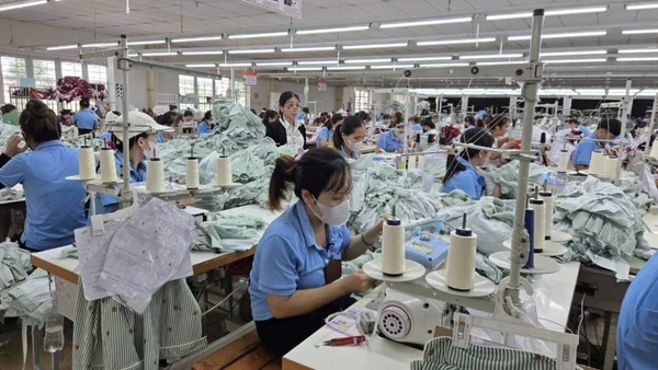 May quần áo xuất khẩu tại Nhà máy may Hòa Thọ (Quảng Ngãi). (Ảnh: MINH KHÔI)