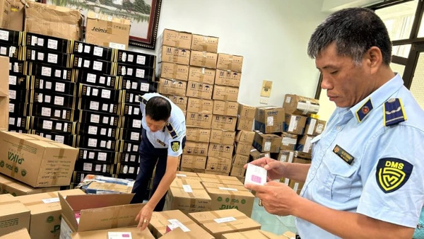 Lực lượng Quản lý thị trường thành phố Hà Nội kiểm tra một cơ sở kinh doanh hàng hóa có dấu hiệu vi phạm. (Ảnh: LƯU QUYÊN)