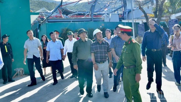 Thủ tướng Phạm Minh Chính đi thị sát, tìm hiểu các doanh nghiệp bị thiệt hại bởi bão số 13 tại Công ty TNHH Tổng hợp Tân Đại Nam ở Khu kinh tế Nhơn Hội. (Ảnh: THANH GIANG)