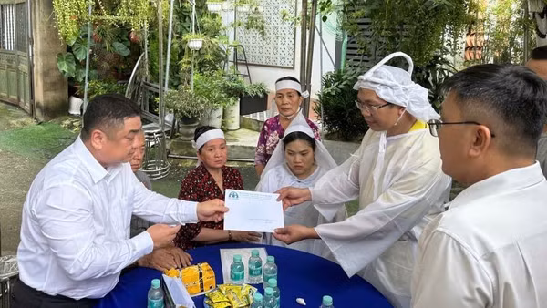 Đại diện Ban An toàn giao thông Thành phố Hồ Chí Minh động viên và trao hỗ trợ cho gia đình các nạn nhân.