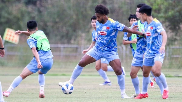 Tiền đạo Nguyễn Xuân Son và đồng đội tập luyện chuẩn bị cho trận đấu với đội tuyển Lào. (Ảnh: VFF)
