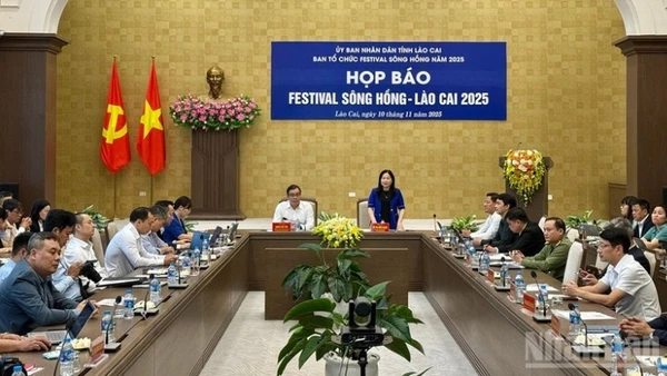 Quang cảnh buổi họp báo. (Ảnh: THANH SƠN)