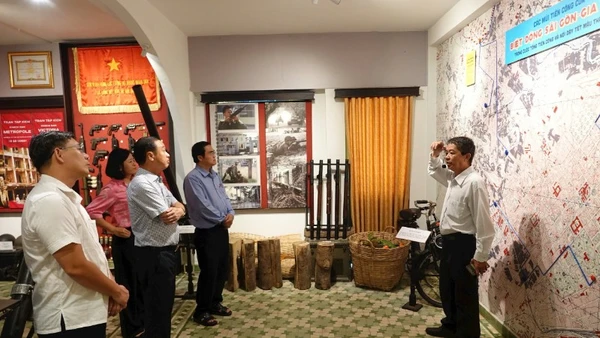Đoàn đại biểu Hội đồng nhân dân Thành phố Hồ Chí Minh đến thăm Bảo tàng Biệt động Sài Gòn-Gia Định.