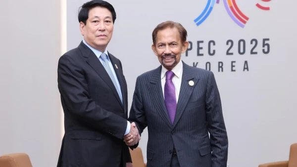 Chủ tịch nước Lương Cường và Quốc vương Brunei Hassanal Bolkiah tại APEC 2025 ở Hàn Quốc. (Ảnh: LÂM KHÁNH/TTXVN)