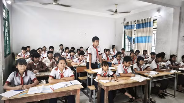 Học sinh xã Ninh Phước, tỉnh Khánh Hòa trở lại trường học sau mưa lũ. (Ảnh: NGUYỄN TRUNG)