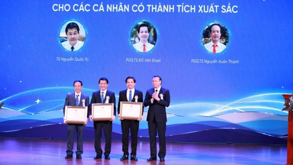 Hiệu trưởng Trường đại học Sư phạm Hà Nội, Phó Giáo sư, Tiến sĩ Nguyễn Đức Sơn trao tặng Bằng khen của Bộ trưởng Giáo dục và Đào tạo cho tập thể Khoa Quản lý giáo dục và ba cá nhân có thành tích xuất sắc. 