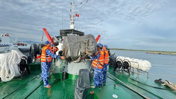 Các tàu chằng dây chống bão số 13.