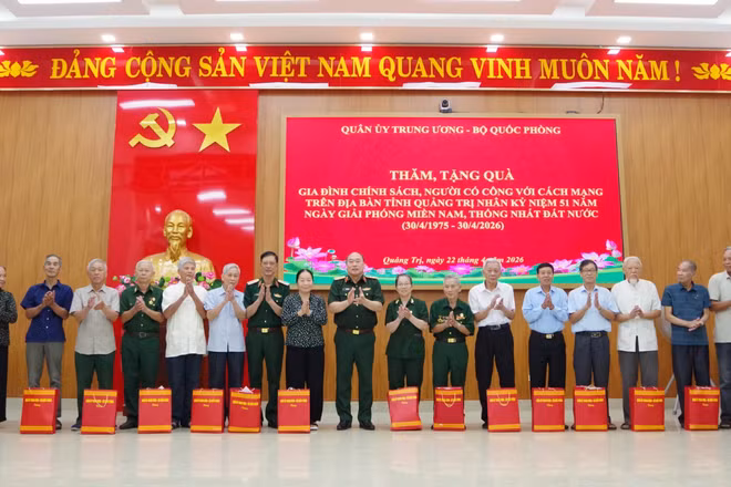 Đồng chí Trung tướng Lê Quang Đạo trao quà các gia đình chính sách, người có công với cách mạng tại phường Quảng Trị.