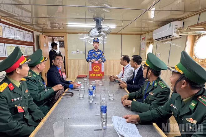 Cán bộ, chiến sĩ lực lượng Hải quân tham gia bỏ phiếu trên biển.