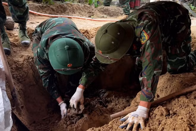Quy tập hài cốt liệt sĩ tại xã Khe Sanh. (Ảnh: Đoàn Kinh tế-Quốc phòng 337)