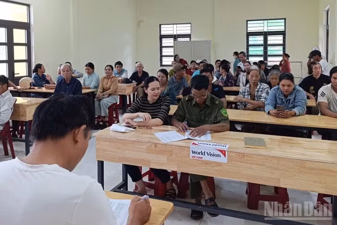Xã Ba Lòng, tỉnh Quảng Trị tổ chức trao quà cho người nhân dịp kỷ niệm 80 năm Cách mạng Tháng Tám và Quốc khánh 2/9.