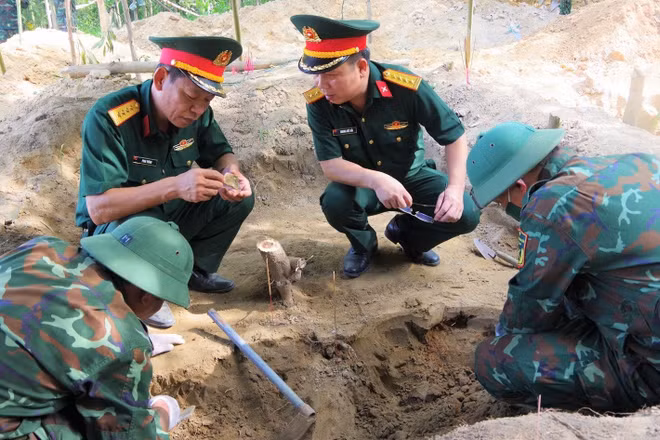 Lực lượng chức năng đang mở rộng tìm kiếm hài cốt liệt sĩ tại khu vực Câu Nhi, xã Nam Hải Lăng, tỉnh Quảng Trị. (Ảnh: XUÂN DIỆN)