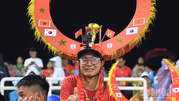 Sắc đỏ chiếm trọn sân Mỹ Đình. 