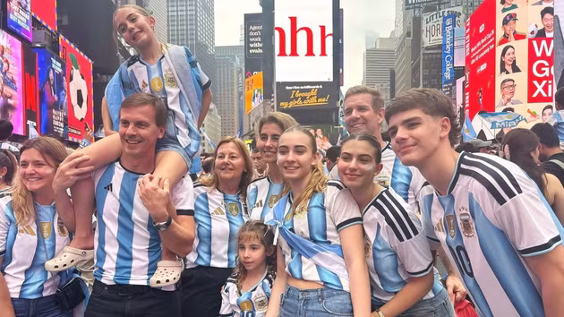 [Ảnh] Chung kết World Cup 2026: Cổ động viên Argentina biến New York thành sàn diễn Tango