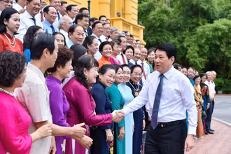 Chủ tịch nước Lương Cường gặp mặt thân mật với đoàn đại biểu cán bộ Hội khuyến học tiêu biểu toàn quốc. (Ảnh: THỦY NGUYÊN)