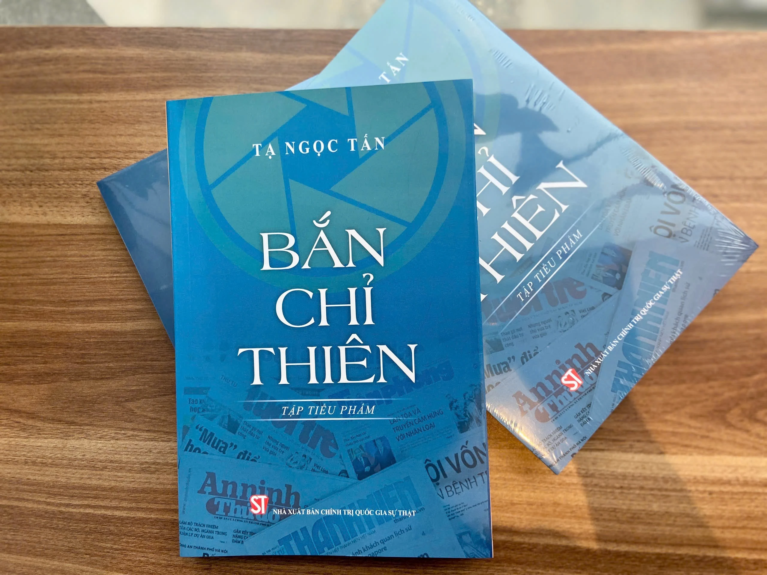Cuốn sách "Bắn chỉ thiên" của GS, TS Tạ Ngọc Tấn vừa được Nhà xuất bản Chính trị quốc gia Sự thật ấn hành.