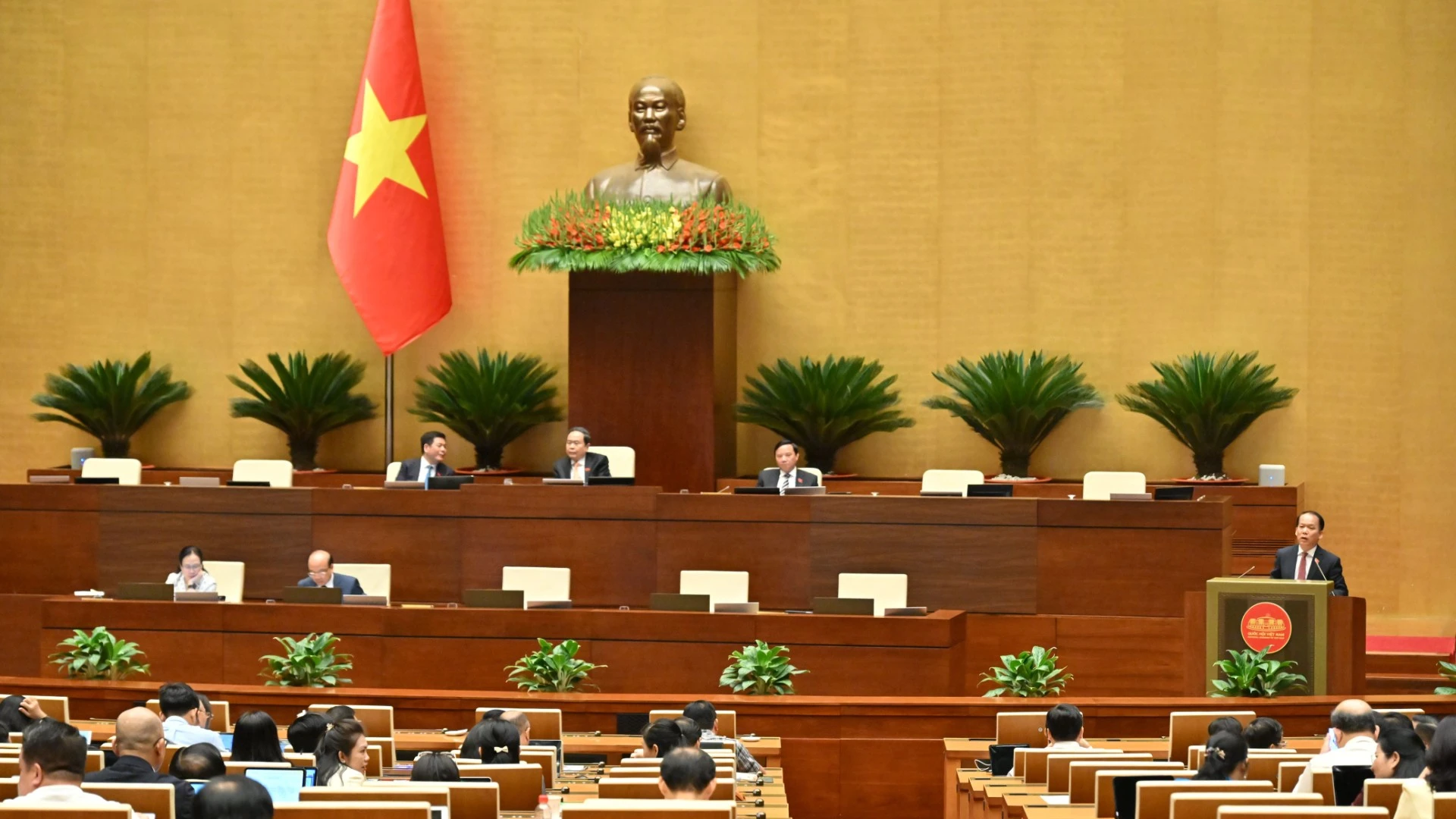 Quốc Hội Thảo Luận Chế Độ Bồi Dưỡng Linh Hoạt Cho Luật Sư Công