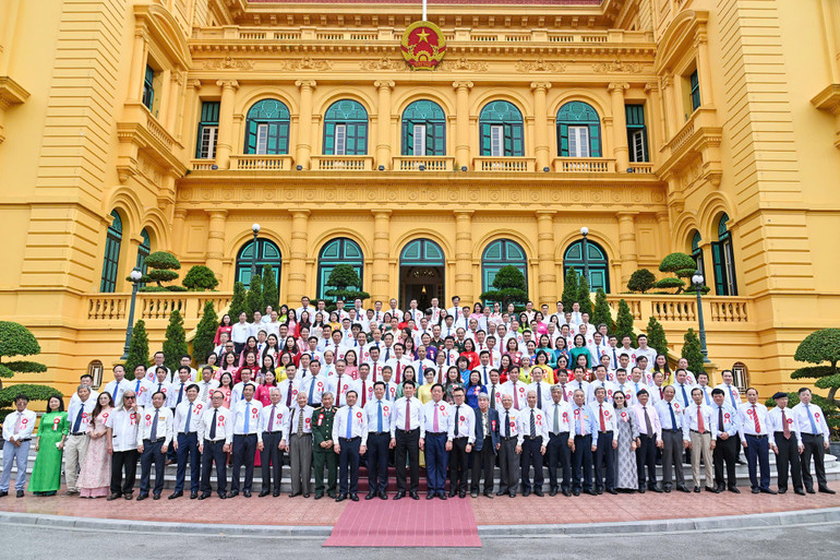Chủ tịch nước Lương Cường và các đại biểu, nhà báo tiêu biểu tại buổi gặp mặt. z6723561519817-280a5072aac6e53a4b99749837445be2.jpg