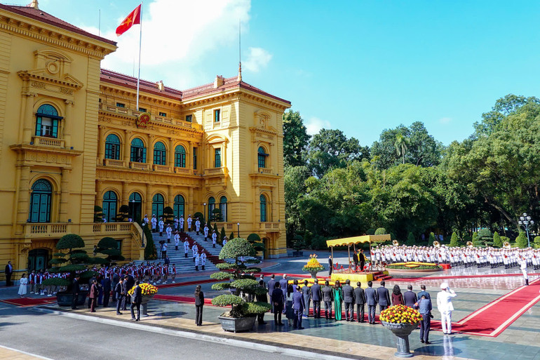 Toàn cảnh lễ đón. 1000046660.jpg