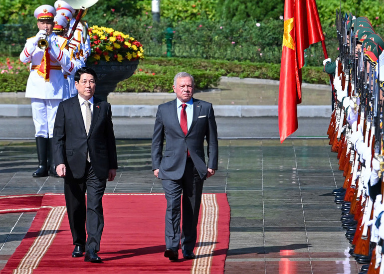 Chủ tịch nước và Quốc vương Jordan duyệt đội danh dự Quân đội nhân dân Việt Nam. 1000046657.jpg