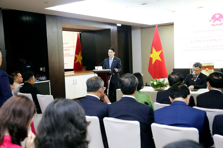 Chủ tịch nước Lương Cường gặp gỡ cán bộ, nhân viên Đại sứ quán và cộng đồng người Việt Nam tại Angola. z6885042915516-079e04dd3a6f8c71ed8e0ac148116b99.jpg