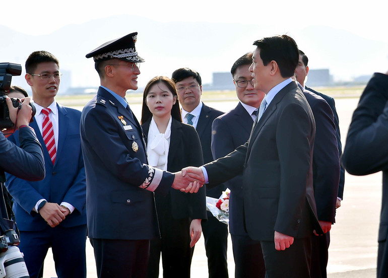 Chủ tịch nước Lương Cường đến Hàn Quốc, bắt đầu chương trình tham dự Tuần lễ Cấp cao APEC 2025. (Ảnh: XUÂN KỲ) qh-8046.jpg