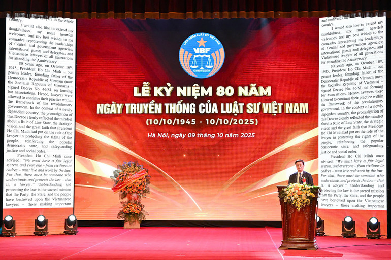 ប្រធានសហព័ន្ធគណៈមេធាវីវៀតណាមបានថ្លែងសុន្ទរកថាក្នុងពិធីនេះ។ (រូបថត៖ THUY NGUYEN) z7099232325337-338a3b0ec8af0b57c3af1acf2608196f.jpg
