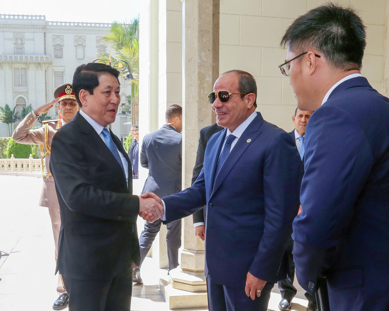 Tổng thống Abdel Fattah Al Sisi đón Chủ tịch nước Lương Cường. (Ảnh: XUÂN KỲ) z6876168888938-ef9ef833bcc6155cfdc5ba15c8abfe55.jpg