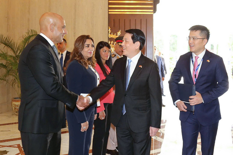 Chủ tịch nước Lương Cường và các đại biểu chính thức Ai Cập tại Lễ đón. (Ảnh: XUÂN KỲ) z6876187733382-d714547f23716050b26a33f12c099f84.jpg