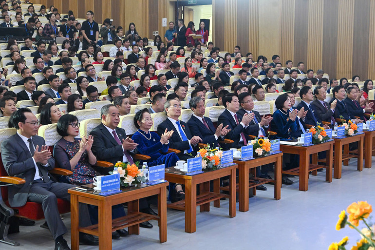 Các đại biểu tham dự buổi lễ. (Ảnh: Thủy Nguyên) z7231881829128-949e44ca666b4c1336f6b70c39b29784.jpg