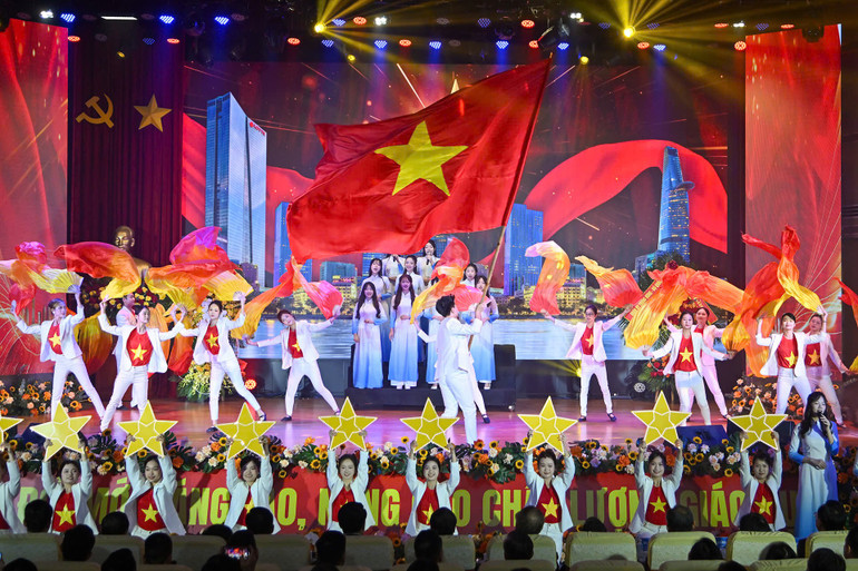 Tiết mục văn nghệ tại buổi lễ. z7231881829123-8bcb9cb29cba32203fd58c677e01fb8e.jpg