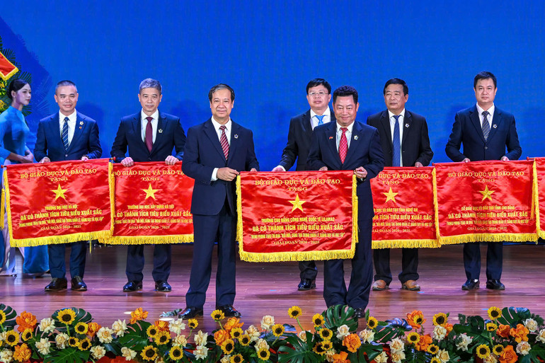 Bộ trưởng Giáo dục và Đào tạo tặng Cờ thi đua cho các tập thể xuất sắc z7232182884133-c5f4dba17ee379e63501b2557d1a09aa.jpg