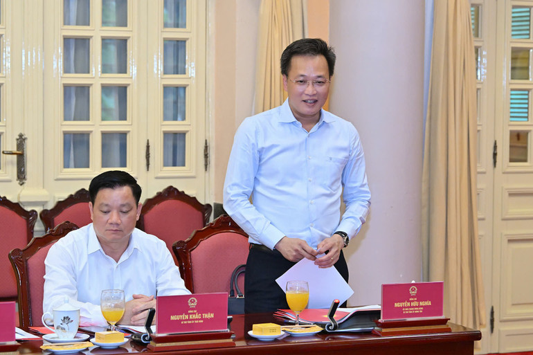 Bí thư Tỉnh ủy Hưng Yên báo cáo tại buổi làm việc. z6674482943302-53a6aac0ecdb8b37cff760d5826445a3.jpg