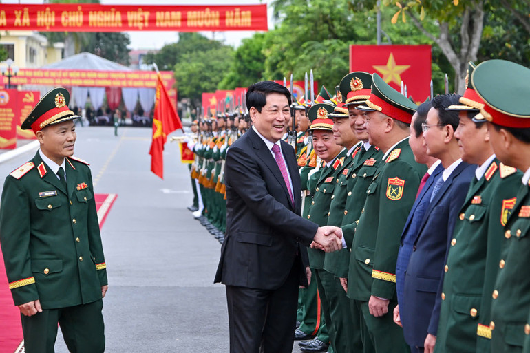President Luong Cuong deltar i 80-årsjubileet för de väpnade styrkorna i militärregion 3. (Foto: Thuy Nguyen) z7162574712939-ccdae2dc100355e59a3356c0b0cec6b0.jpg