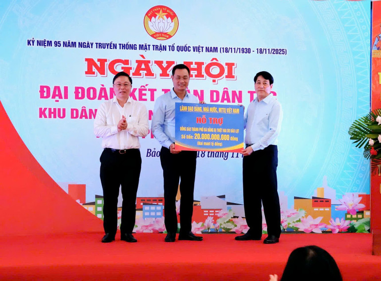 Președintele Luong Cuong a oferit 20 de miliarde VND Comitetului Partidului, guvernului și locuitorilor orașului Da Nang. (Foto: Manh Xuan) z7236280514384-d9fb2e0191357aa751cc96b5ba5abede.jpg