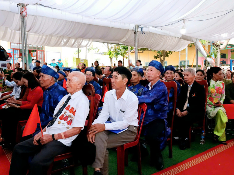 Un număr mare de oameni au participat la festival. (Foto: Manh Xuan) z7236229780782-1b241b343fd6cd362591c7d6c643a4ea.jpg