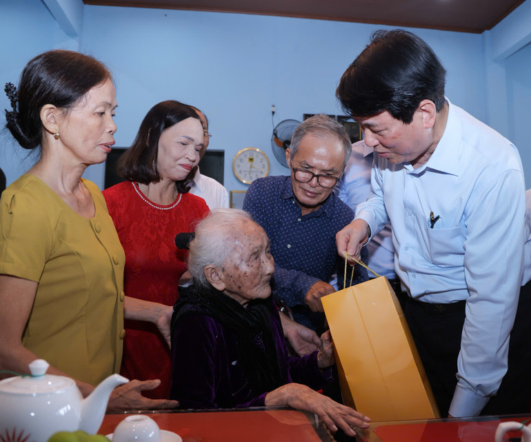 Prezident Luong Cuong také navštívil, povzbudil a předal dary vietnamské hrdinské matce Nguyen Thi Ngon. z7235933788225-a798c15f8082daff3773d8746ec27f47.jpg