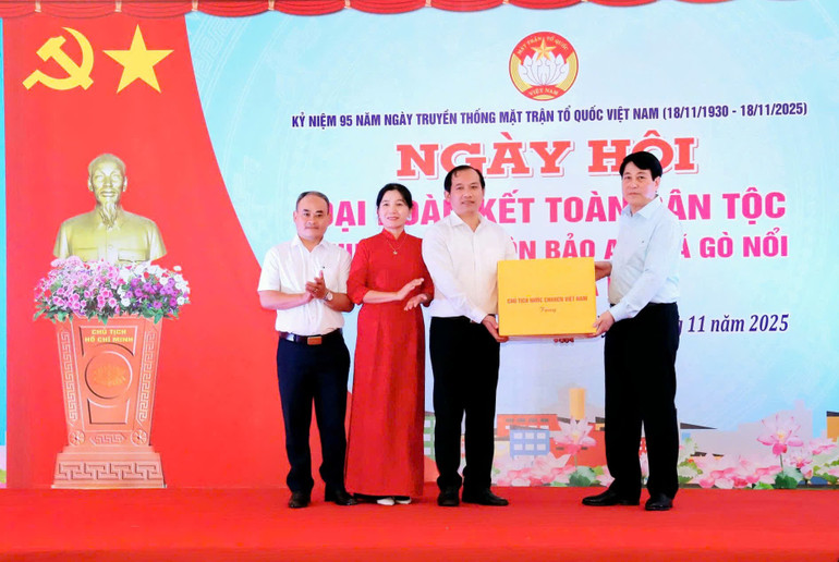 Președintele a oferit cadouri Comitetului de Partid, guvernului și locuitorilor comunei Go Noi. z7236229788602-d22d7bcab4fffcc8b5a12de3db56df09.jpg