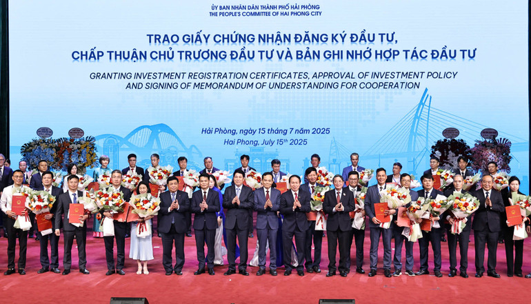 Chủ tịch nước và lãnh đạo Đảng, Nhà nước, thành phố Hải Phòng với các nhà đầu tư. z6807392522455-c382b86bffef5eb34c30c63c328169cc.jpg