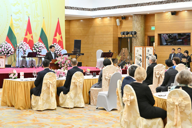 Toàn cảnh buổi chiêu đãi. z6698713478691-26e6cb5eda1b375eeb54198db764a72b.jpg