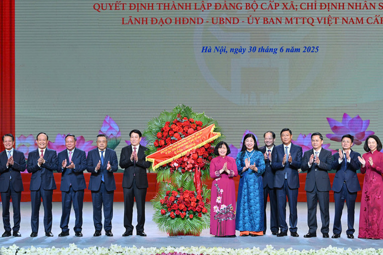 Chủ tịch nước Lương Cường tặng hoa chúc mừng tại buổi lễ. z6755935556610-22cf0f6203516cde1bb0301ce7d6032b.jpg