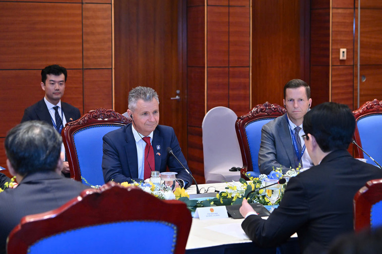 Australiens gemensamma utrikes- och handelsminister Matt Thistlethwaite talar vid mottagningen. z7153544517376-820e9fd336d8c2c683eacf70089c6058.jpg