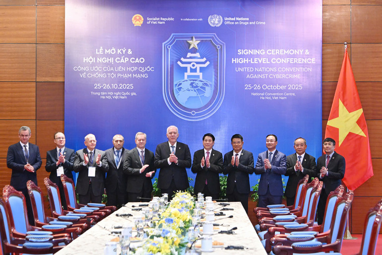 President Luong Cuong received Prosecutor General of the Russian Federation A.V. Gutsan. z7153587283092-5764526b7300ea5d190865adcfb5cacf.jpg