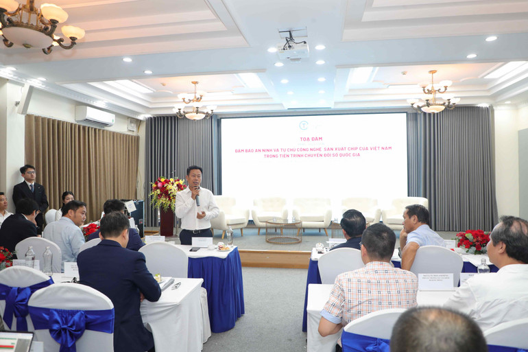 នាយកសាកលវិទ្យាល័យជាតិហាណូយ លោក Le Quan ថ្លែងក្នុងសន្និសីទ។ vnu-giam-doc-dhqghn-phat-bieu-tai-hoi-thao-1.jpg
